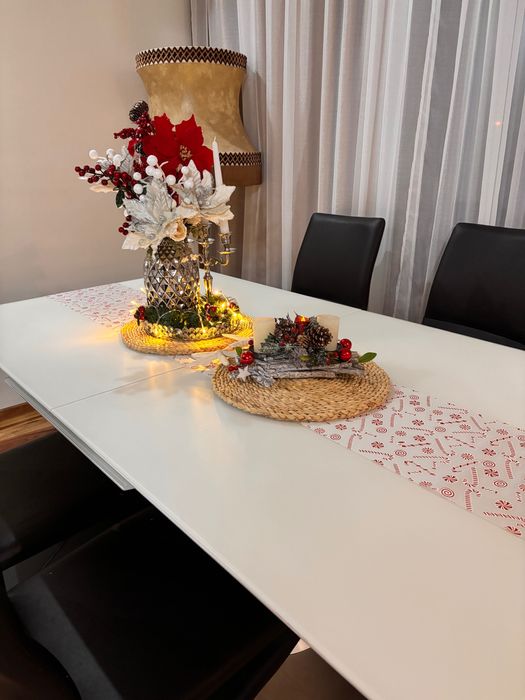 Трапезна разтегателна маса от неръждавейка и матирано стъкло