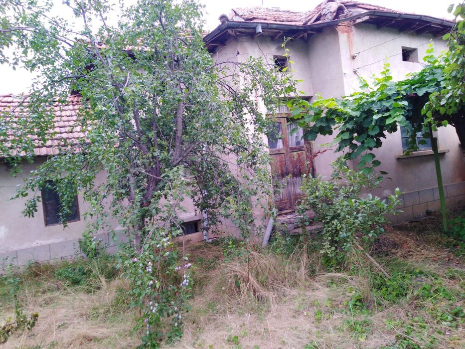 Продава къща с двор