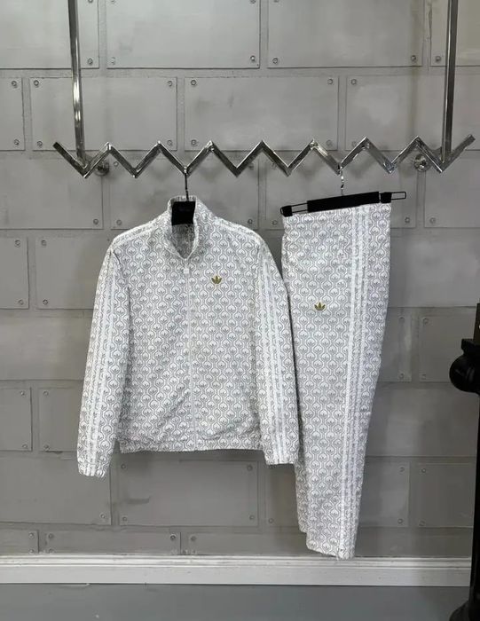Trening Adidas. Calitate luxury.Pentru mai multe mărimi lasati mesaj