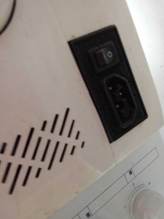 Vând mașină de cusut Toyota