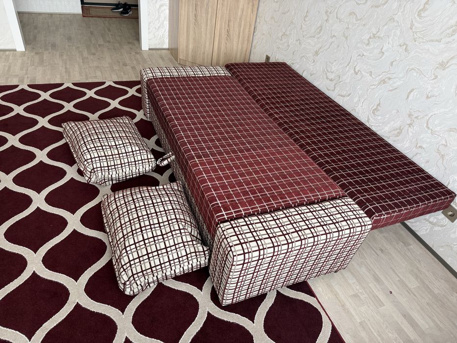 Диван ковер матрацы в отличном состоянии