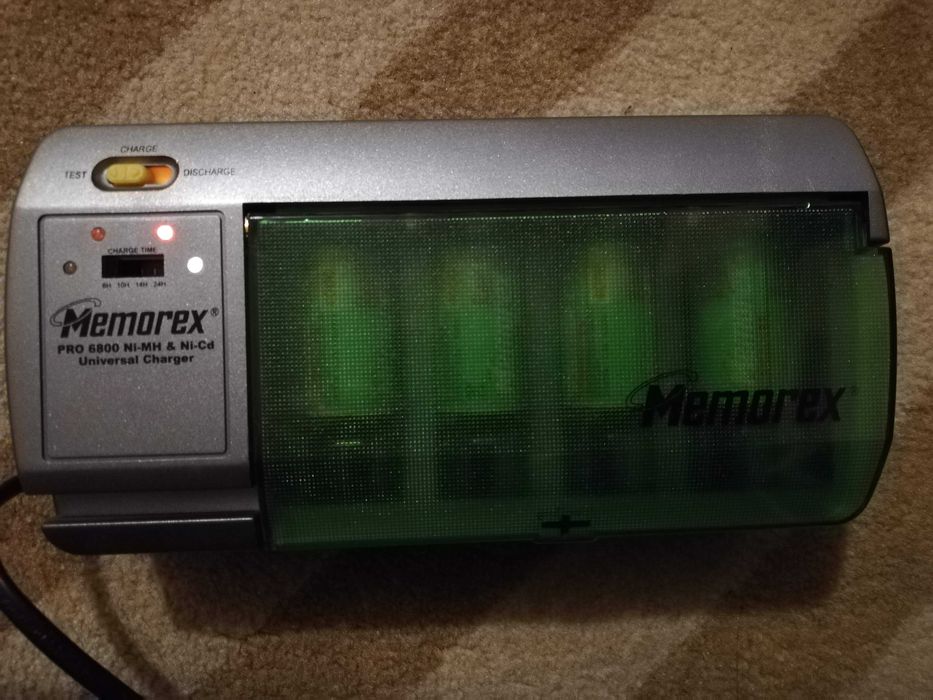 Vând încărcător universal + 4 acumulatori R14 4000 mAh + 4 baterii R14