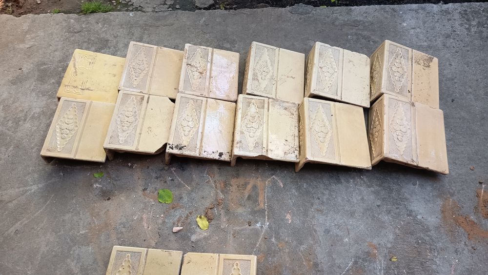 Placi de teracota de la o soba  veche demontata de culoare crem
