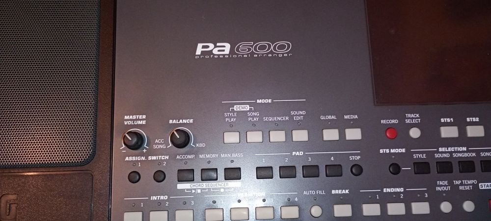 Продавам Korg pa 600