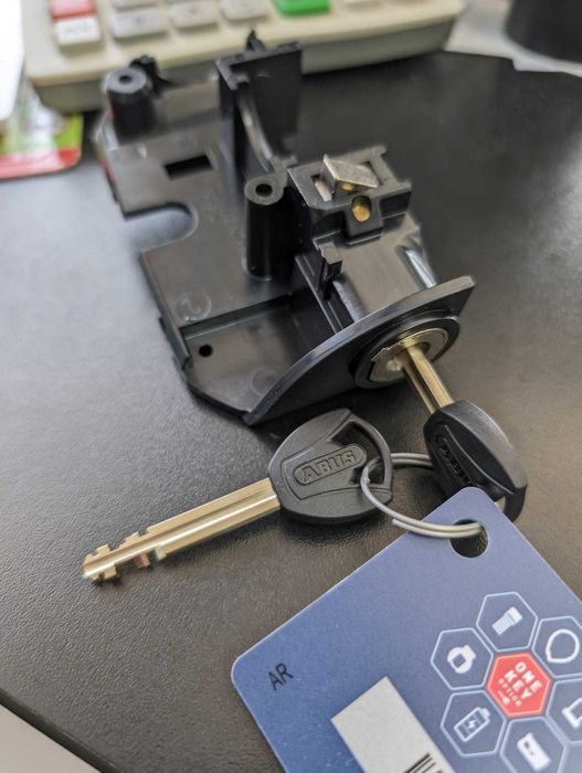 Incuietoare baterie bicicleta electrica pe portbagaj XPlus lock