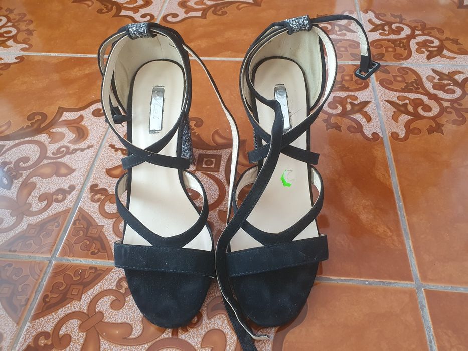 Vând sandale elegante