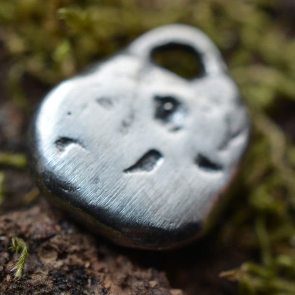 Сребърен медальон сърце с лапичка 925 – за любители на животни