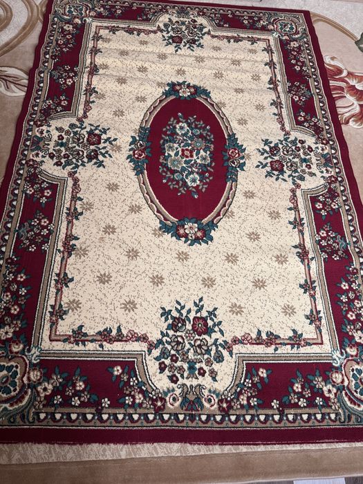 Продам ковёр овальный и квадратный