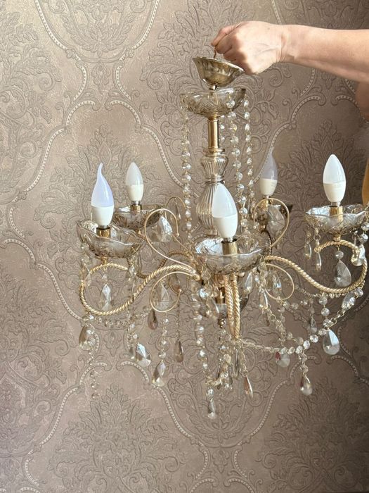 Продам люстру, очень красивая