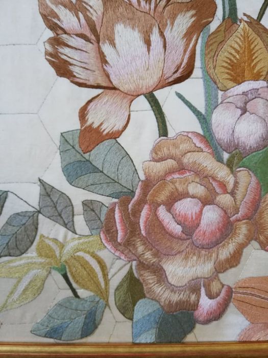 Broderie manuala "Gradina cu lalele"