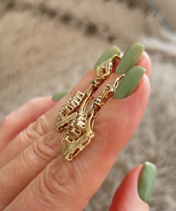 Продам золотые серьги с бриллиантами