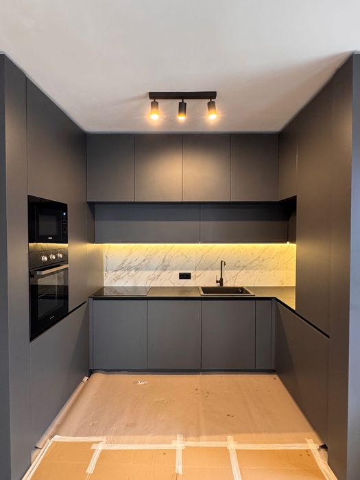 Напълно оборудвана кухня за вграждане (вариант и вкл. Ел. Уреди)