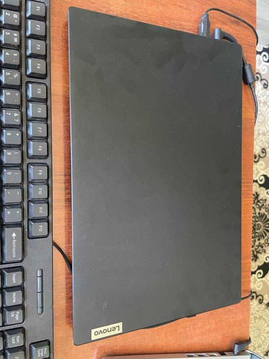 Lenovo Noutbook 8/512 GB Ryzen 5 holat yangi batareyka boryogi 77sikl
