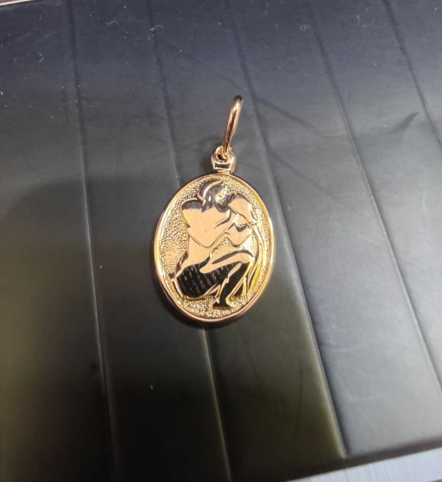 Женский золотой кулон Водолей