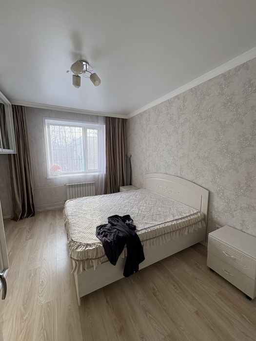 Кровать б/у с матрацем и 2 тумбочками