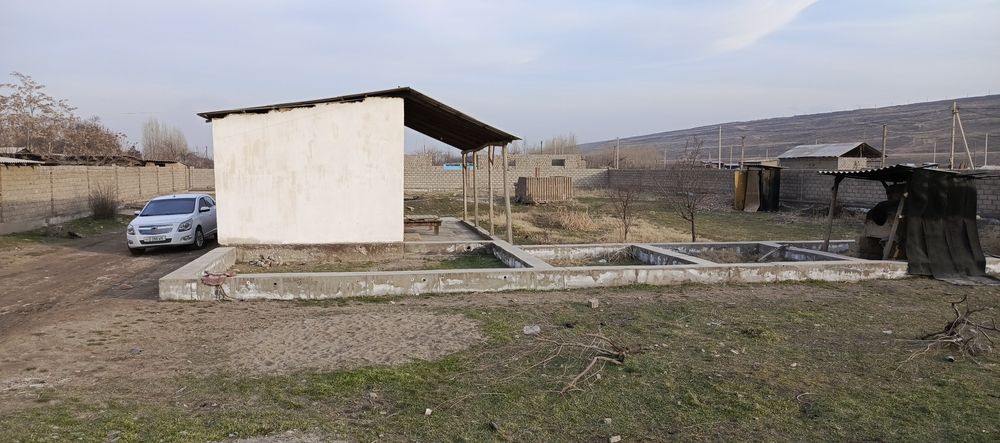 Deska pastki tomon 10 sotix 2 xona uyibilan 3 xona fundamint quyilgan