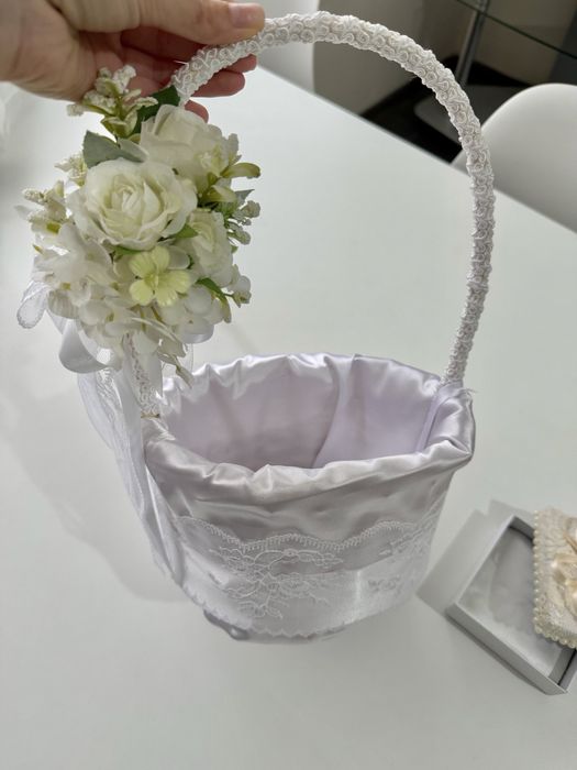 Свабтена кошничка за късметчета и кутия за брачни халки