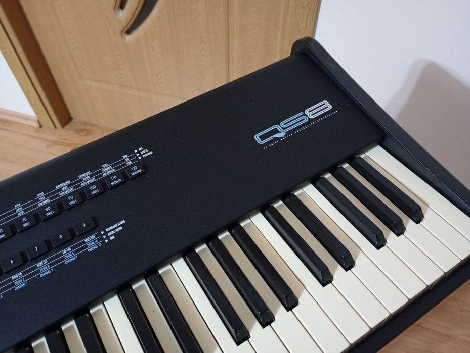 Alesis QS8 pian orga midi controler