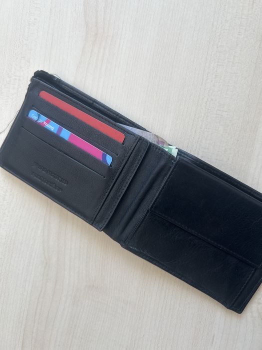 Vand portofel cu card de credit si bani inauntru