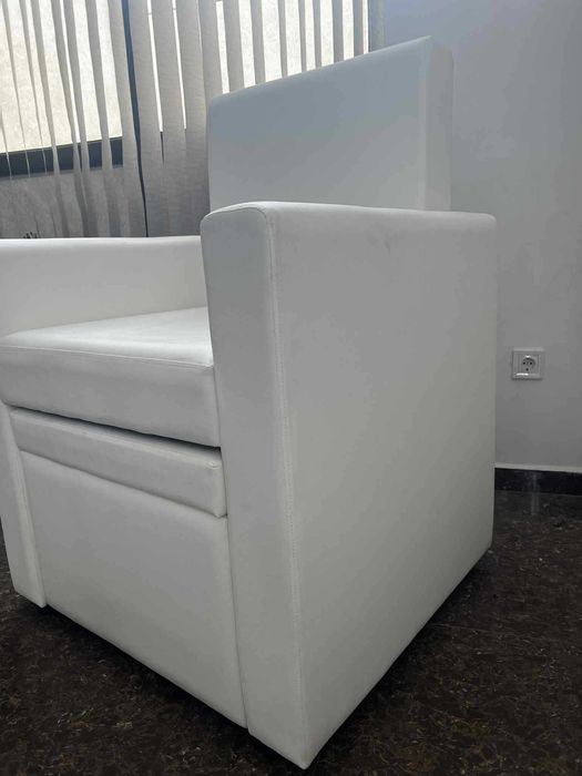 Стол за педикюр -бял еко кожа