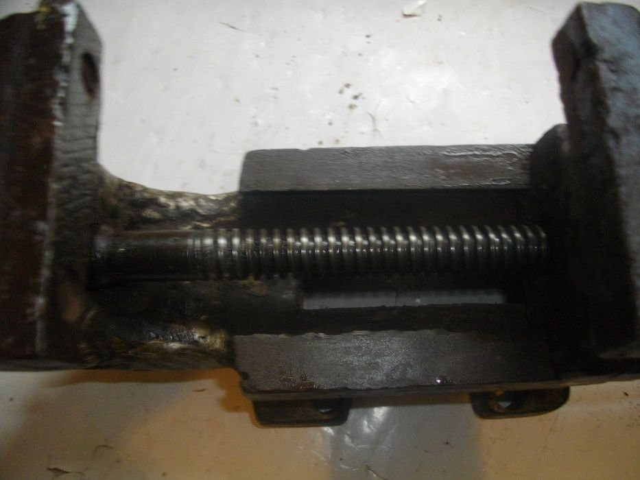 Българско Соц Шлосерско Менгеме 8,5 кг Старо качество  11 см Захват