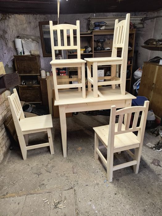 Masă și scaune cu spătar din lemn masiv de brad finisate și lacuite
