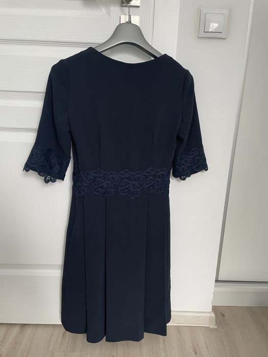 Рокля в тъмно синьо с дантела