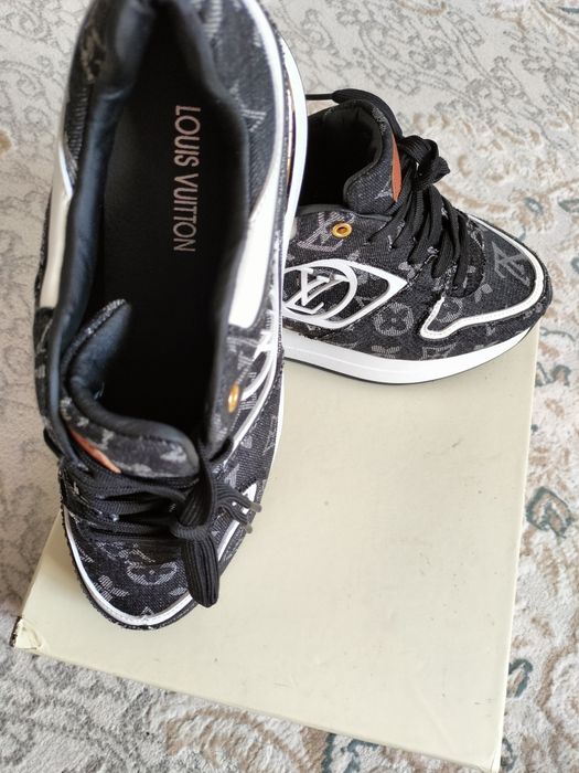 Женские кроссовки