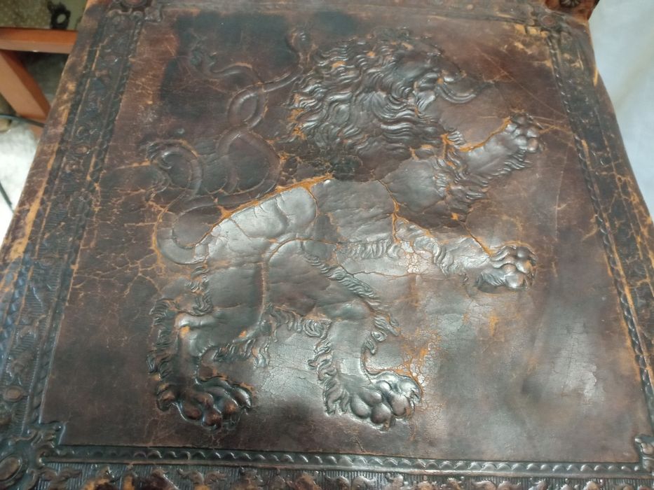 Старинен стол кожен