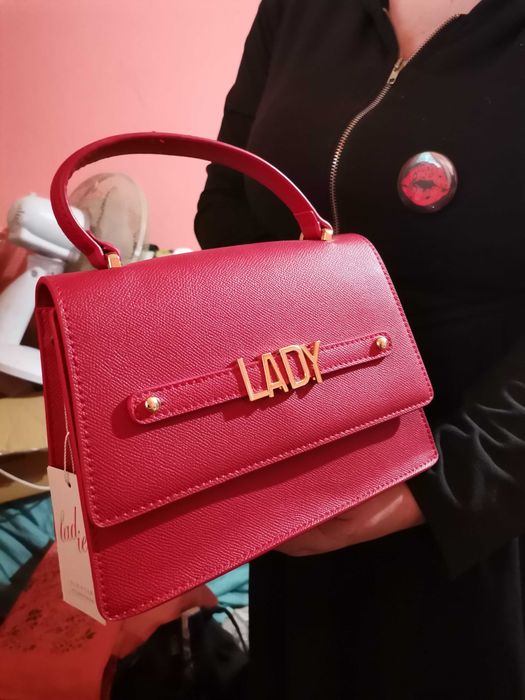 Нова червена чантичка