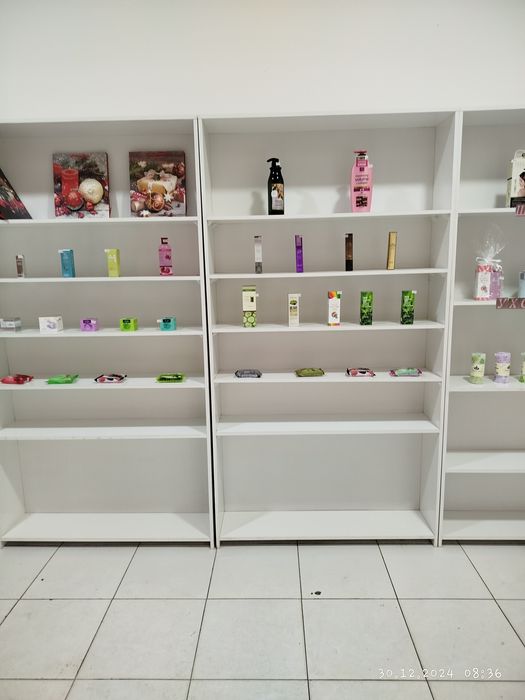 Продаются шкафы для магазина. В хорошем состоянии. Высота 2 метра .