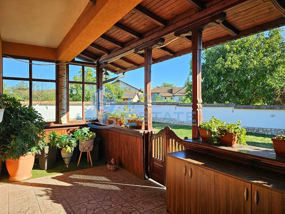 Обзаведена къща с три спални, барбекю, двор и гараж в село Поликраище