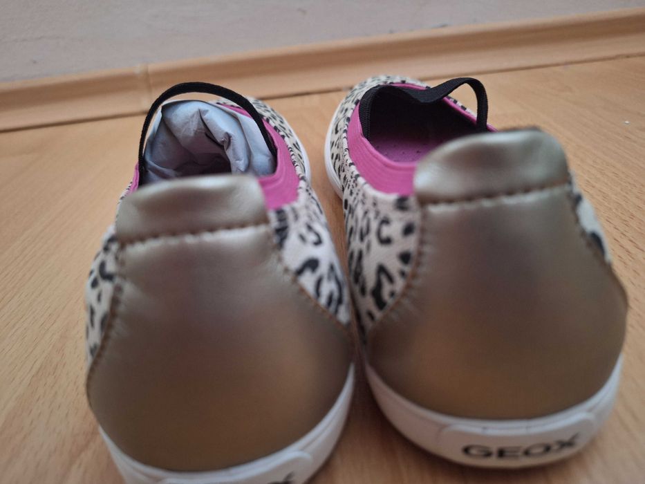 Обувки Geox 37 нови