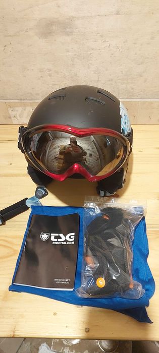 Горные лыжи Atomic в комплекте.