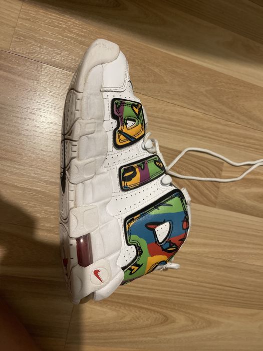 Adidași Nike Uptempo.