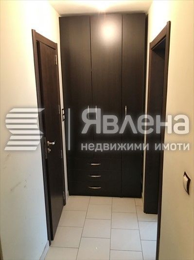 Двустаен апартамент с потенциал за преустройство в тристаен