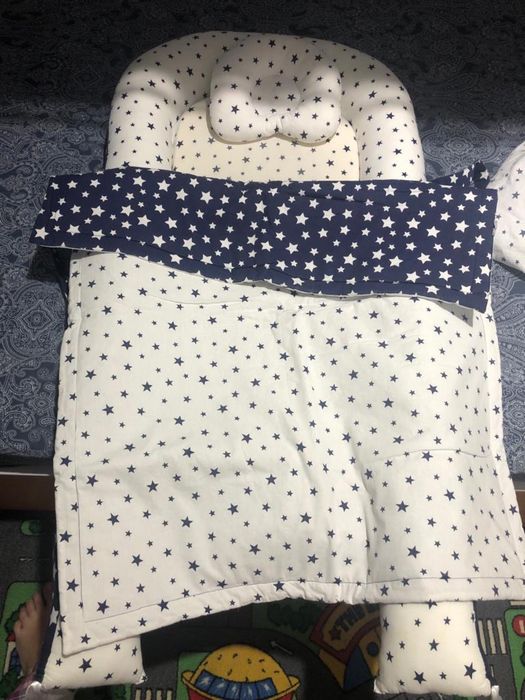 Vând set babynest Marianne's alb cu albastru și stelute