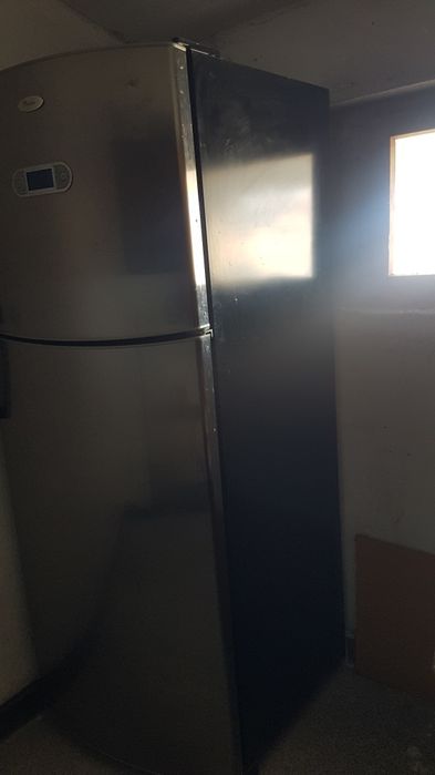 ХЛАДИЛНИК Whirpool с горна камера.Размери : 186/70/65.