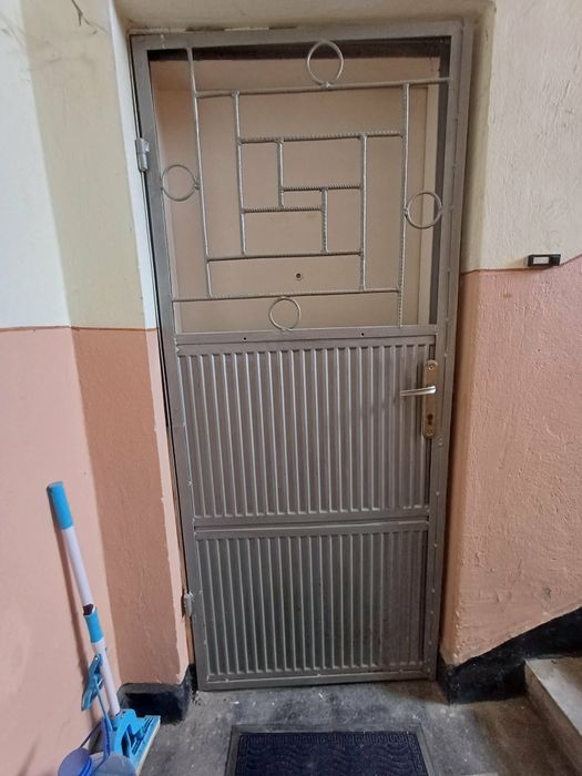 Продавам две метални врати с каса и ключ по 100 евро всяка. Размери 195см./85см.