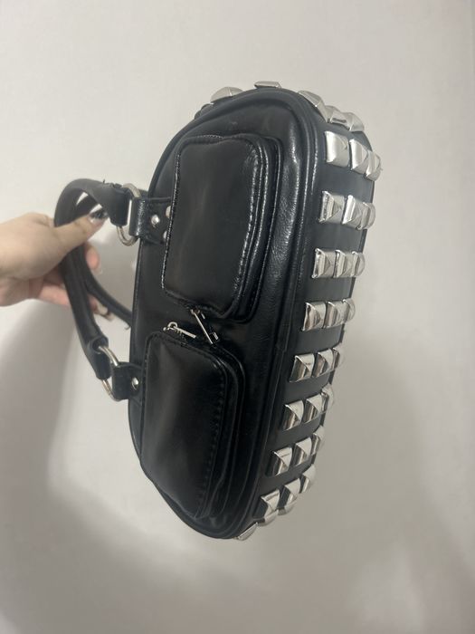 черная сумка с шипами bershka