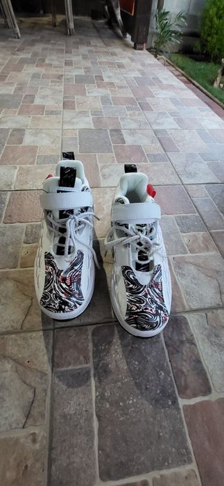 Vând Adidasi cu role noi