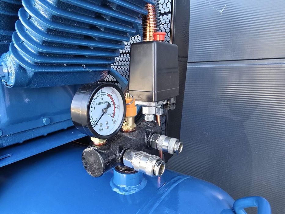 300л. Компресор за въздух / Дебит - 1050л/мин. 12.5 бара.