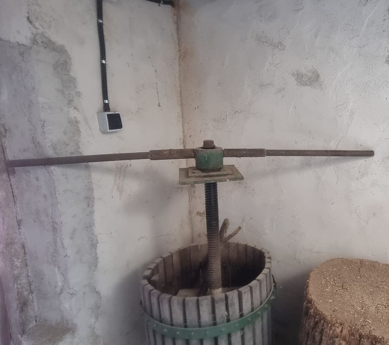 Teasc , storcator de struguri 75 L