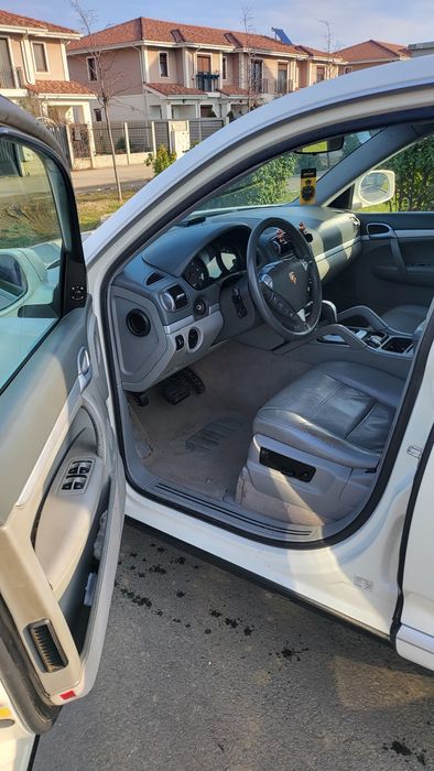 Vând Porsche Cayenne