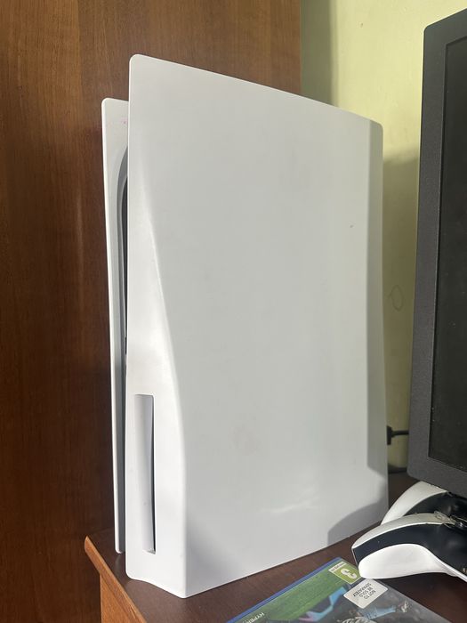 Playstation 5, в комплекте 2 джойстика и 4 игры. В хорошем состоянии