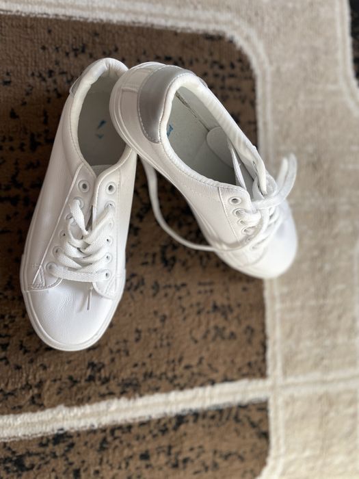 Продам новые кроссовки