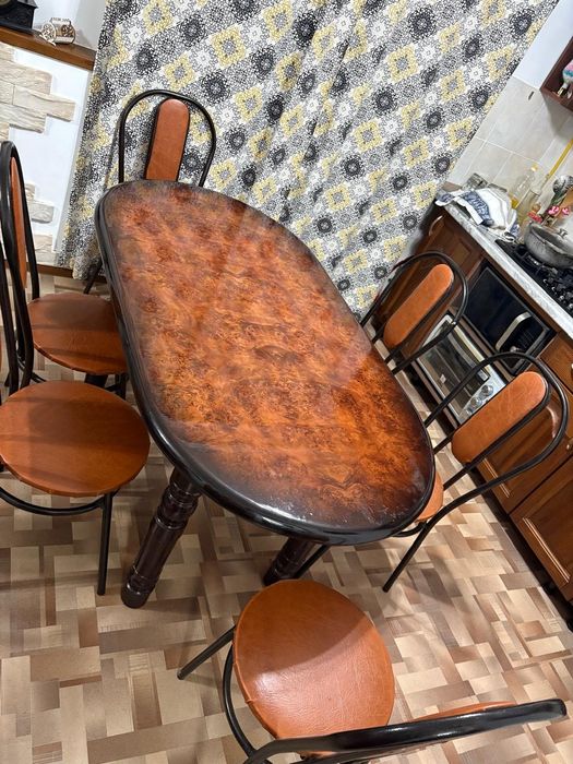 Продается  стол и стулья