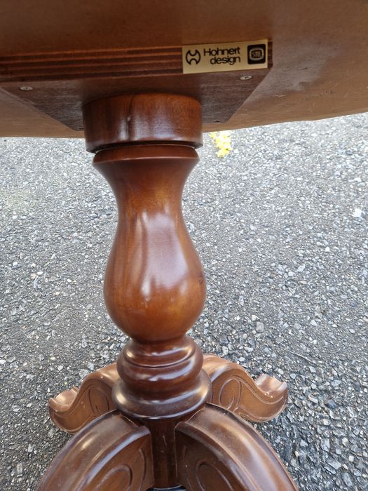 Vând măsuță de lemn lăcuita