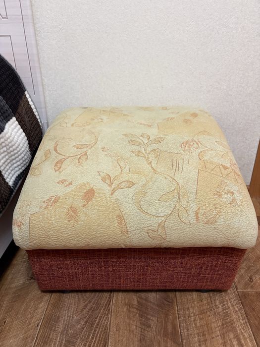 Продам пуфик для туалетного столика