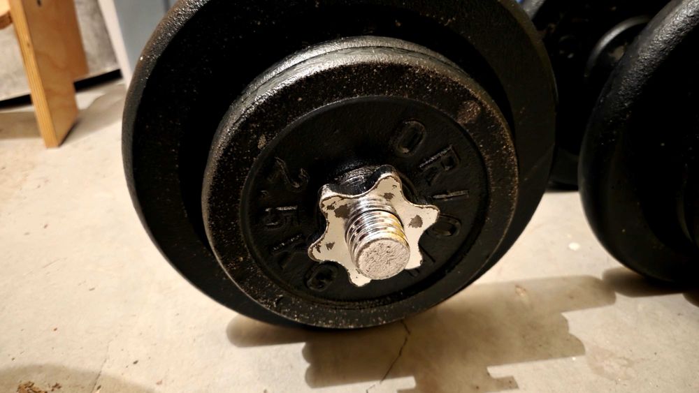 Дъмбели, лост с тежести и лежанка